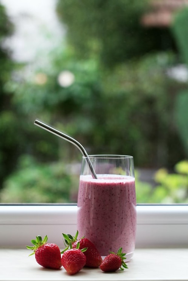 Kombinasi kayu manis dan vanilla adalah pelengkap sempurna untuk smoothie buah berry ini.