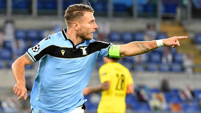 ROME, ITALY - OCTOBER 20: Ciro Immobile of SS Lazio celebrates a opening gaol during the UEFA Champions League Group F stage match between SS Lazio and Borussia Dortmund at Stadio Olimpico on October 20, 2020 in Rome, Italy. (Photo by Marco Rosi - SS Lazio/Getty Images)
