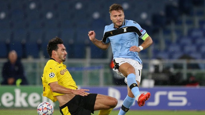 ROME, ITALY - OCTOBER 20: Mats Hummeles of Borussia Dortmund competes for the ball with Ciro Immobile of SS Lazio during the UEFA Champions League Group F stage match between SS Lazio and Borussia Dortmund at Stadio Olimpico on October 20, 2020 in Rome, Italy.  (Photo by Paolo Bruno/Getty Images)
