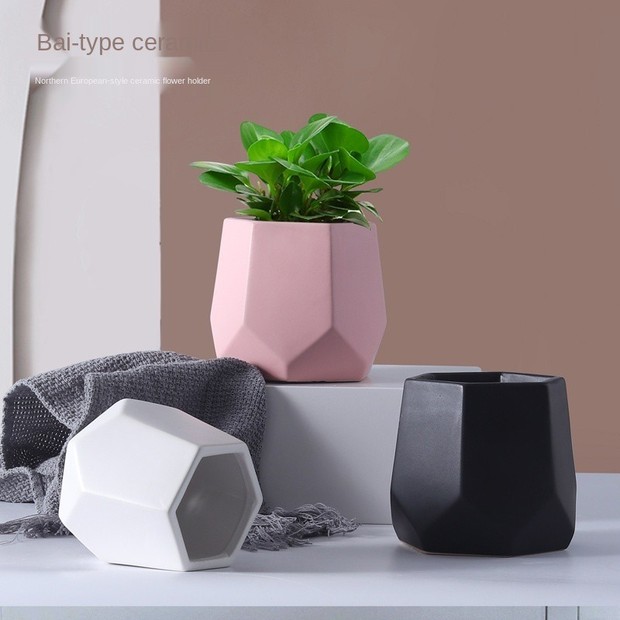 Danver Men Shop (daokunyi.id)/shopee.co.id/daokunyi.id Kalau olshop yang satu ini menjual pot-pot keramik dengan berbagai desain dan warna yang estetik banget.