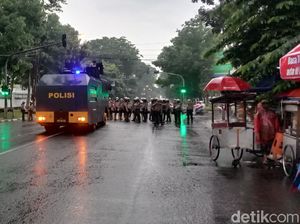Demo Omnibus Law di Bandung Ricuh, Polisi Amankan Sejumlah Mahasiswa
