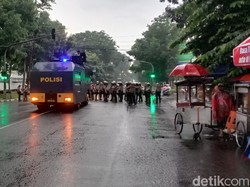Demo Omnibus Law di Bandung Ricuh, Polisi Amankan Sejumlah Mahasiswa