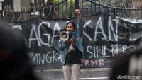 Diguyur Hujan, Mahasiswa Kembali Geruduk DPRD Jabar
