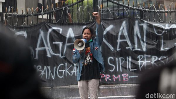 Diguyur Hujan, Mahasiswa Kembali Geruduk DPRD Jabar