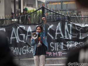 Diguyur Hujan, Mahasiswa Kembali Geruduk DPRD Jabar