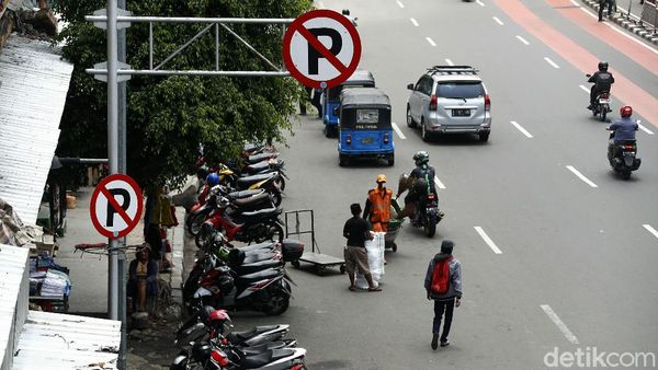 Duh, Badan Jalan di Pasar Senen Jadi Parkir Liar