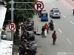 Duh, Badan Jalan di Pasar Senen Jadi Parkir Liar