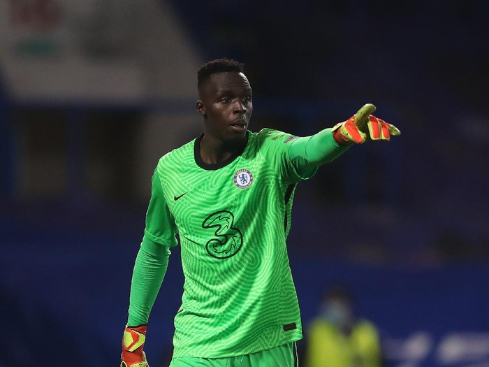 LONDON, ENGLAND - OCTOBER 20: Edouard Mendy of Chelsea gestures during the UEFA Champions League Group E stage match between Chelsea FC and FC Sevilla at Stamford Bridge on October 20, 2020 in London, England. Sporting stadiums around the UK remain under strict restrictions due to the Coronavirus Pandemic as Government social distancing laws prohibit fans inside venues resulting in games being played behind closed doors. (Photo by Adam Davy - Pool/Getty Images)