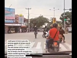 Emak-emak Terobos Lampu Merah Hajar 2 Bikers Lagi Wheelie, Siapa yang Salah?
