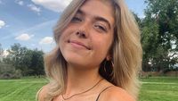 Foto: Wanita Cantik yang Viral Naik Gunung Pakai High Heels & Baju Seksi