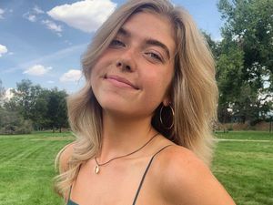 Foto: Wanita Cantik yang Viral Naik Gunung Pakai High Heels & Baju Seksi