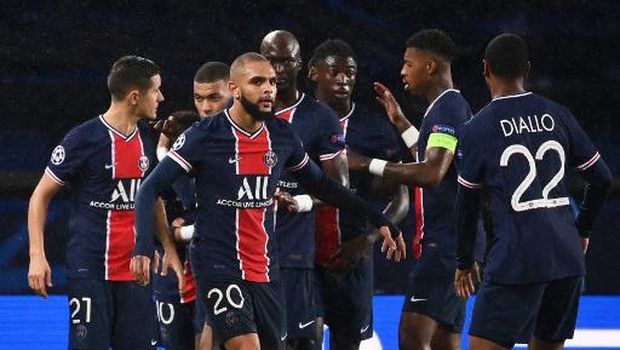 Paris Saint-Germain's players celebrate after   Manchester scored an own goal  during the UEFA Europa League Group H first-leg football match between Paris Saint-Germain (PSG) and Manchester United at the Parc des Princes stadium in Paris on October 20, 2020. (Photo by FRANCK FIFE / AFP)