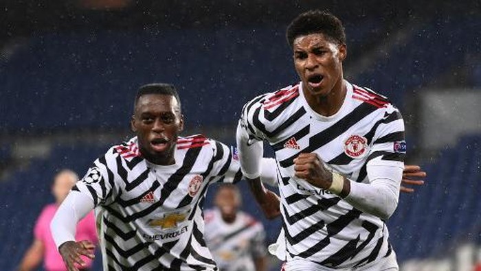 Manchester Uniteds English Forward Marcus Rashford (R) celebrates after scoring a goal  during the UEFA Europa League Group H first-leg football match between Paris Saint-Germain (PSG) and Manchester United at the Parc des Princes stadium in Paris on October 20, 2020. (Photo by FRANCK FIFE / AFP)