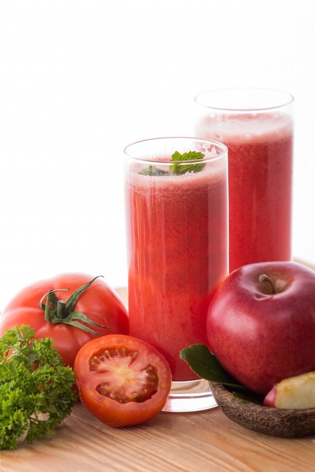 Foto: freepik.com Apple and tomato juice