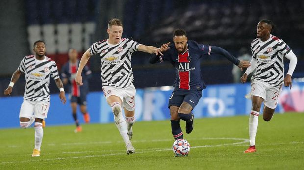 PSG's Neymar is challenged by Manchester United's Aaron Wan-Bissaka, right, and Scott McTominay during the Champions League group H soccer match between Paris Saint-Germain and Manchester United at the Parc des Princes in Paris, France, Tuesday, Oct. 20, 2020. (AP Photo/Michel Euler)