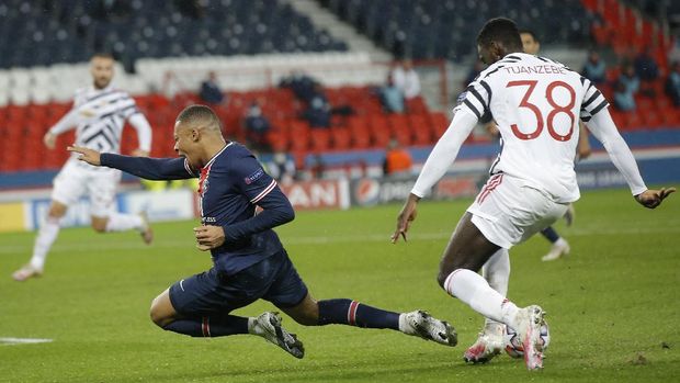 France Soccer Champions League PSG's Kylian Mbappe is challenged by Manchester United's Axel Tuanzebe during the Champions League group H soccer match between Paris Saint-Germain and Manchester United at the Parc des Princes in Paris, France, Tuesday, Oct. 20, 2020. (AP Photo/Michel Euler)