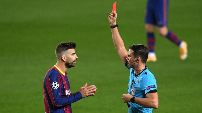 BARCELONA, SPAIN - OCTOBER 20: Gerard Pique of FC Barcelona is shown a red card during the UEFA Champions League Group G stage match between FC Barcelona and Ferencvaros Budapest at Camp Nou on October 20, 2020 in Barcelona, Spain. Sporting stadiums around Europe remain under strict restrictions due to the Coronavirus Pandemic as Government social distancing laws prohibit fans inside venues resulting in games being played behind closed doors. (Photo by Alex Caparros/Getty Images)