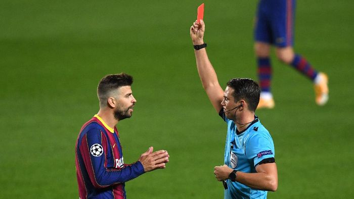 Gerard Pique BARCELONA, SPAIN - OCTOBER 20: Gerard Pique of FC Barcelona is shown a red card during the UEFA Champions League Group G stage match between FC Barcelona and Ferencvaros Budapest at Camp Nou on October 20, 2020 in Barcelona, Spain. Sporting stadiums around Europe remain under strict restrictions due to the Coronavirus Pandemic as Government social distancing laws prohibit fans inside venues resulting in games being played behind closed doors. (Photo by Alex Caparros/Getty Images)