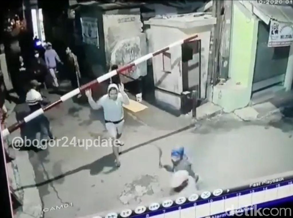 Gerombolan Remaja Bercelurit Serang Warga di Bogor, Polisi Turun Tangan Gerombolan Remaja Bercelurit Serang Warga di Bogor, Polisi Turun Tangan