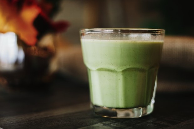 Green smoothie ini dibuat dengan probiotik, sayuran dan jus lidah buaya yang akan bekerja secara ajaib pada sistem pencernaan.