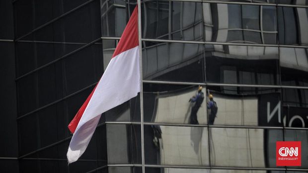 Pekerja membersihkan gedung di kawasan Thamrin, Jakarta, Rabu, 21 Oktober 2020. Berdasarkan data BPJamsostek, angka klaim kecelakaan kerja pada semester I 2020 dari Januari sampai Juni 2020 meningkat 128 persen atau naik dari sebelumnya 85.109 kasus menjadi 108.573 kasus. CNN Indonesia/ Adhi Wicaksono