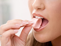 Benarkah Permen Karet Tidak Boleh Ditelan?