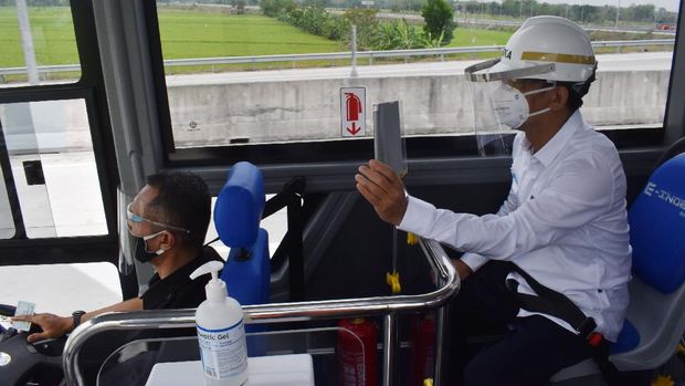 Petugas melakukan pengujian prototipe bus listrik medium buatan PT INKA di Madiun, Jawa Timur, Senin (19/10/2020). Pengujian performa bus listrik yang diproduksi PT INKA bekerjasama dengan Tron-E Taiwan dan Piala Mas Malang tersebut dilakukan sebelum diproduksi secara massal. ANTARA FOTO/Siswowidodo/nz