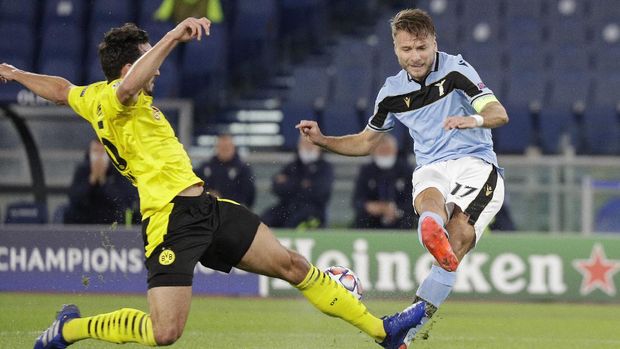 Dortmund's Thomas Delaney, left, challenges for the ball with Lazio's Ciro Immobile during the Champions League group F soccer match between Lazio and Borussia Dortmund at the Olympic stadium in Rome, Tuesday, Oct. 20, 2020. (AP Photo/Gregorio Borgia)