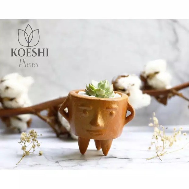 Koeshi Plantae (kaoshiplantae)/shopee.co.id/kaoshiplantae Kamu ingin memiliki pot yang unik dan cantik dari produk lokal? Bisa banget banget beli di Koeshi Plant,