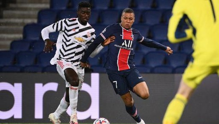 Paris Saint-Germains French forward Kylian Mbappe (R) vies for the ball with Manchester Uniteds English defender Axel Tuanzebe  during the UEFA Europa League Group H first-leg football match between Paris Saint-Germain (PSG) and Manchester United at the Parc des Princes stadium in Paris on October 20, 2020. (Photo by FRANCK FIFE / AFP)