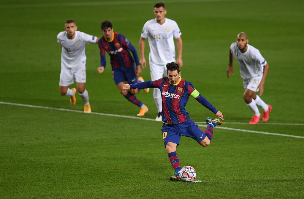 BARCELONA, SPAIN - OCTOBER 20: Lionel Messi of FC Barcelona runs with the ball during the UEFA Champions League Group G stage match between FC Barcelona and Ferencvaros Budapest at Camp Nou on October 20, 2020 in Barcelona, Spain. Sporting stadiums around Europe remain under strict restrictions due to the Coronavirus Pandemic as Government social distancing laws prohibit fans inside venues resulting in games being played behind closed doors. (Photo by Alex Caparros/Getty Images)