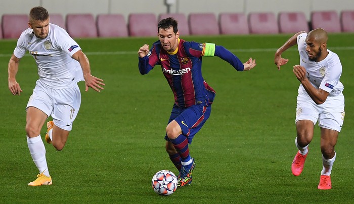 BARCELONA, SPAIN - OCTOBER 20: Lionel Messi of FC Barcelona runs with the ball during the UEFA Champions League Group G stage match between FC Barcelona and Ferencvaros Budapest at Camp Nou on October 20, 2020 in Barcelona, Spain. Sporting stadiums around Europe remain under strict restrictions due to the Coronavirus Pandemic as Government social distancing laws prohibit fans inside venues resulting in games being played behind closed doors. (Photo by Alex Caparros/Getty Images)
