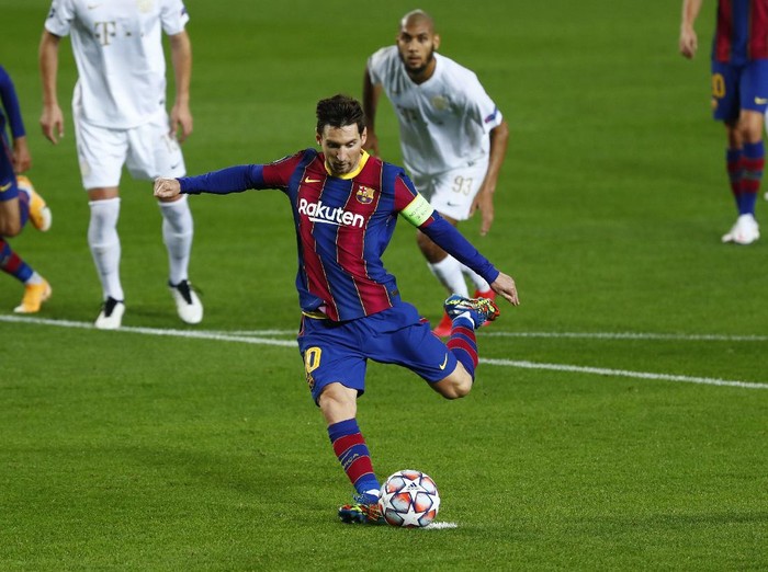 Barcelona's Lionel Messi scores a penalty during the Champions League group G soccer match between FC Barcelona and Ferencvaros at the Camp Nou stadium in Barcelona, Spain, Tuesday, Oct. 20, 2020. (AP Photo/Joan Monfort)