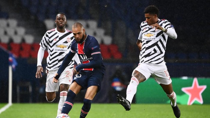Paris Saint-Germains French defender Layvin Kurzawa (C) vies for the ball with Manchester Uniteds English Forward Marcus Rashford  during the UEFA Europa League Group H first-leg football match between Paris Saint-Germain (PSG) and Manchester United at the Parc des Princes stadium in Paris on October 20, 2020. (Photo by FRANCK FIFE / AFP)