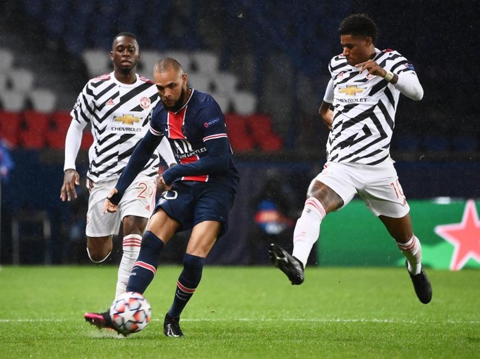 Paris Saint-Germains French defender Layvin Kurzawa (C) vies for the ball with Manchester Uniteds English Forward Marcus Rashford  during the UEFA Europa League Group H first-leg football match between Paris Saint-Germain (PSG) and Manchester United at the Parc des Princes stadium in Paris on October 20, 2020. (Photo by FRANCK FIFE / AFP)