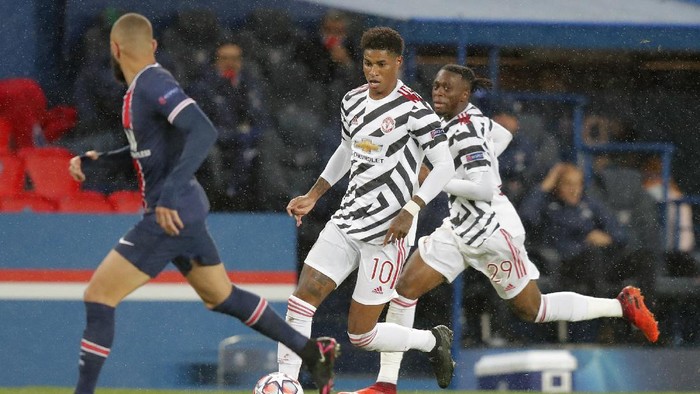 Manchester Uniteds Marcus Rashford runs with the ball during the Champions League group H soccer match between Paris Saint-Germain and Manchester United at the Parc des Princes in Paris, France, Tuesday, Oct. 20, 2020. (AP Photo/Michel Euler)