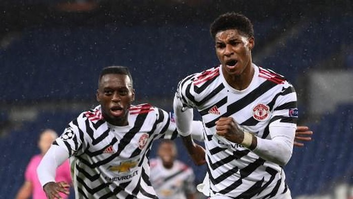 Manchester Uniteds English Forward Marcus Rashford (R) celebrates after scoring a goal  during the UEFA Europa League Group H first-leg football match between Paris Saint-Germain (PSG) and Manchester United at the Parc des Princes stadium in Paris on October 20, 2020. (Photo by FRANCK FIFE / AFP)
