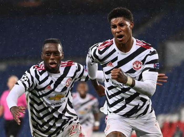 Manchester Uniteds English Forward Marcus Rashford (R) celebrates after scoring a goal  during the UEFA Europa League Group H first-leg football match between Paris Saint-Germain (PSG) and Manchester United at the Parc des Princes stadium in Paris on October 20, 2020. (Photo by FRANCK FIFE / AFP)