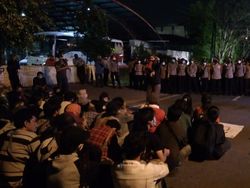 Rekan Dibebaskan, Massa Demo Omnibus Law Bubarkan Diri dari Polrestabes Medan