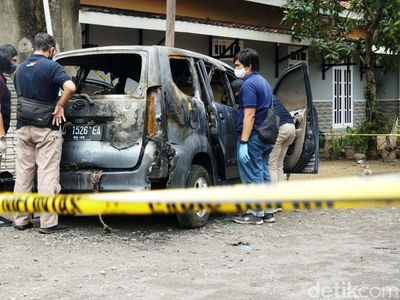 Mayat Wanita Ditemukan Terbakar di Dalam Mobil