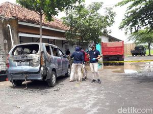 Mayat Wanita Misterius Terbakar dalam Mobil di Sukoharjo Mayat Wanita Misterius Terbakar dalam Mobil di Sukoharjo