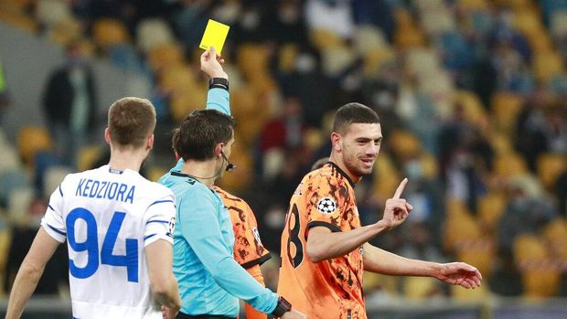 Merih Demiral of Juventus gestures when the referee shows her a yellow card after a foul on Vladyslav Supriaha of Dynamo Kyiv during the Champions League group G soccer match between Dynamo Kyiv and Juventus at Olimpiyskiy Stadium in Kiev, Ukraine, on Tuesday, October 20.  , 2020. (Valentyn Ogirenko / Pool via AP)