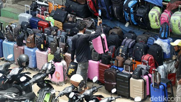 Meski Sepi Pembeli, Pedagang Tas Pasar Senen Tetap Bertahan