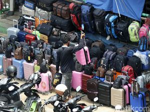 Meski Sepi Pembeli, Pedagang Tas Pasar Senen Tetap Bertahan