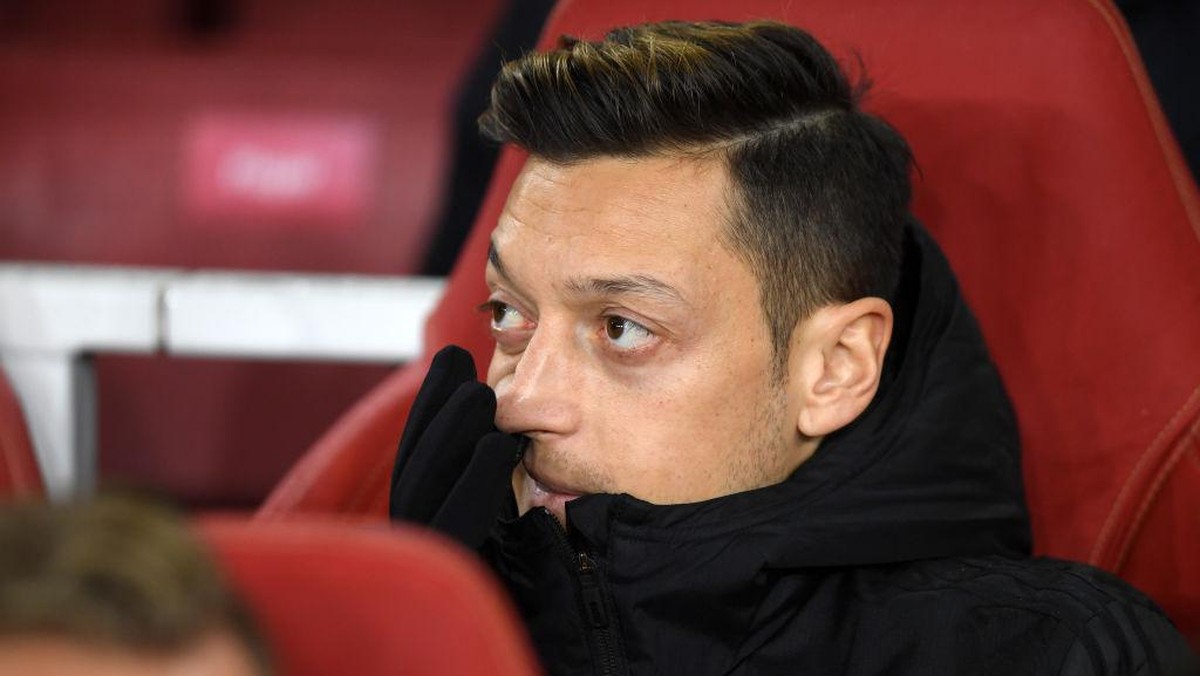 Arsenal bisa ngirit hingga miliaran rupiah dengan memarkir Mesut Oezil. (Foto: Getty Images/Mike Hewitt)