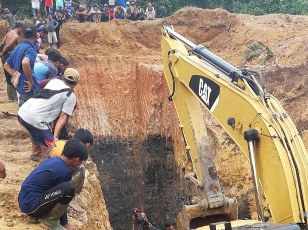 Momen Evakuasi Korban Longsor di Tambang Batu Bara Muara Enim Sumsel