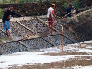 Musim Hujan, Berkah Bagi Penjala Ikan di Sungai Citarik