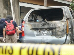 Polisi Gelar Olah TKP Mayat Wanita Terbakar dalam Mobil di Sukoharjo Polisi Gelar Olah TKP Mayat Wanita Terbakar dalam Mobil di Sukoharjo