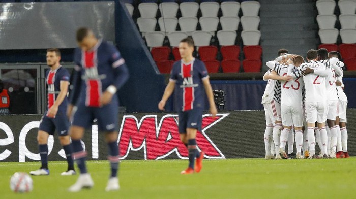 Manchester United players celebrate after Bruno Fernandes scored his sides opening goal from the penalty spot during the Champions League group H soccer match between Paris Saint-Germain and Manchester United at the Parc des Princes in Paris, France, Tuesday, Oct. 20, 2020. (AP Photo/Michel Euler)