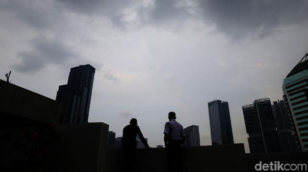 Penampakan Awan Gelap Selimuti Langit Jakarta